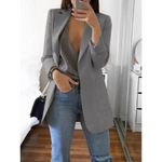 Modelka w eleganckiej marynarce Slim-Fit w kolorze beżowym