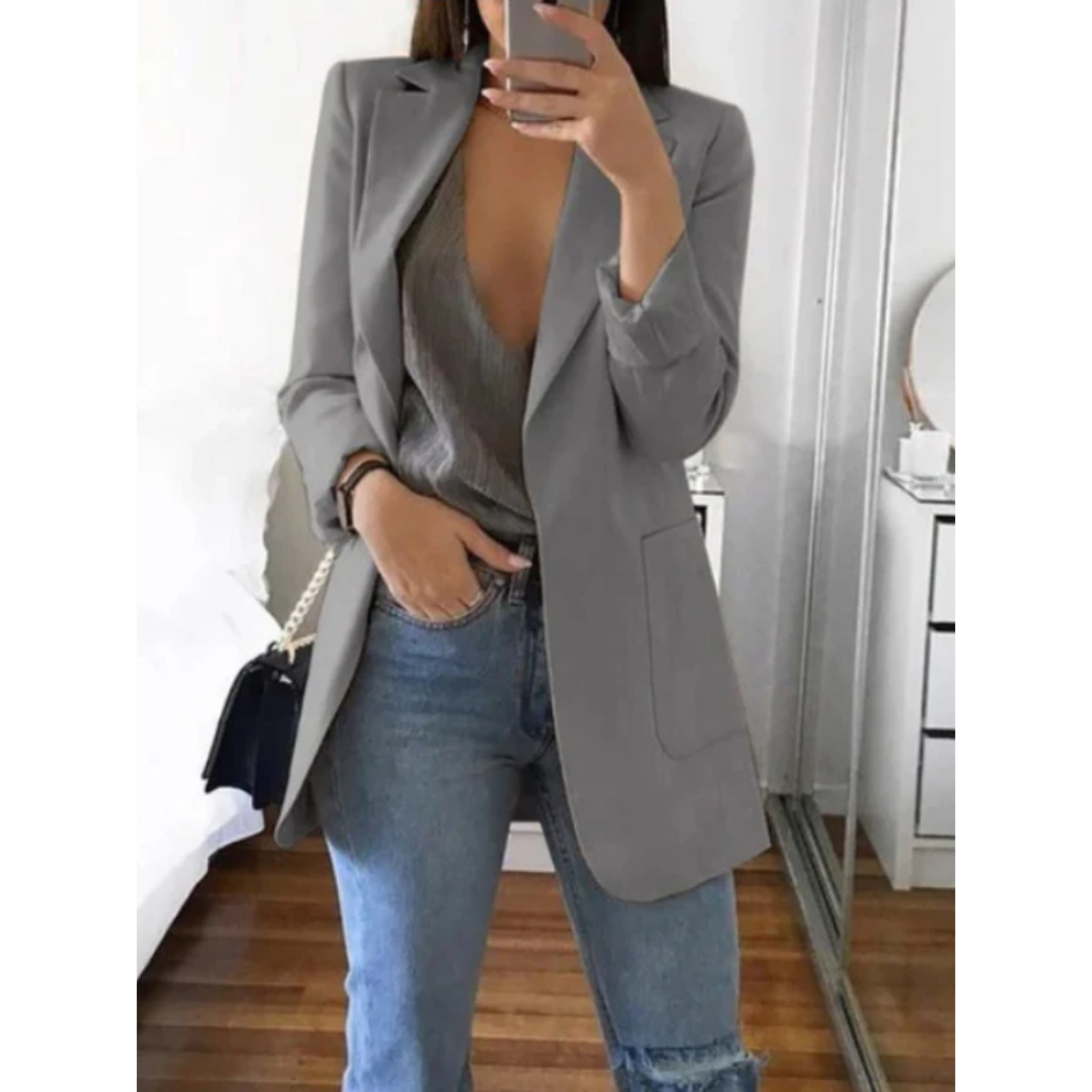 Modelka w eleganckiej marynarce Slim-Fit w kolorze beżowym