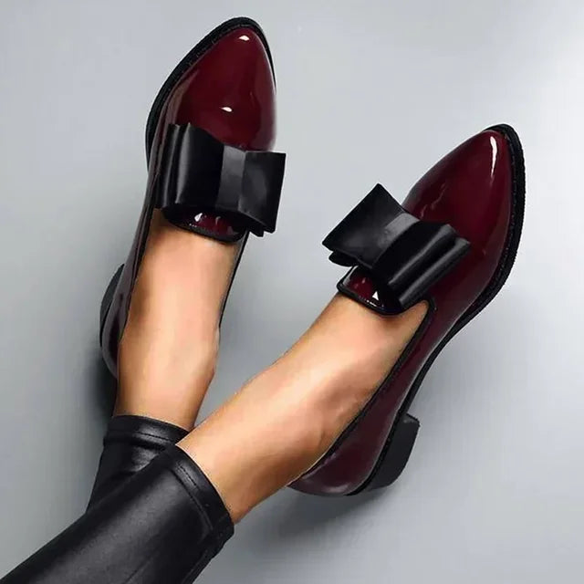 Zbliżenie na spiczasty nosek loafersów Grace