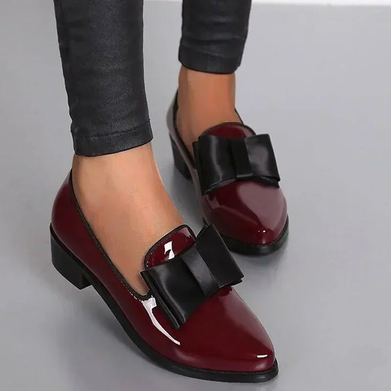 Para eleganckich loafersów damskich widziana z góry