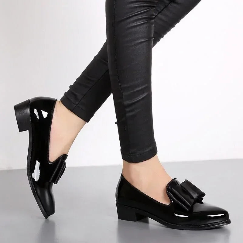 Loafersy Grace na tle biurowym wnętrzu