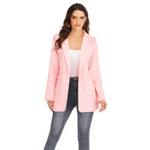 Modelka prezentuje marynarkę Slim-Fit w pastelowym odcieniu