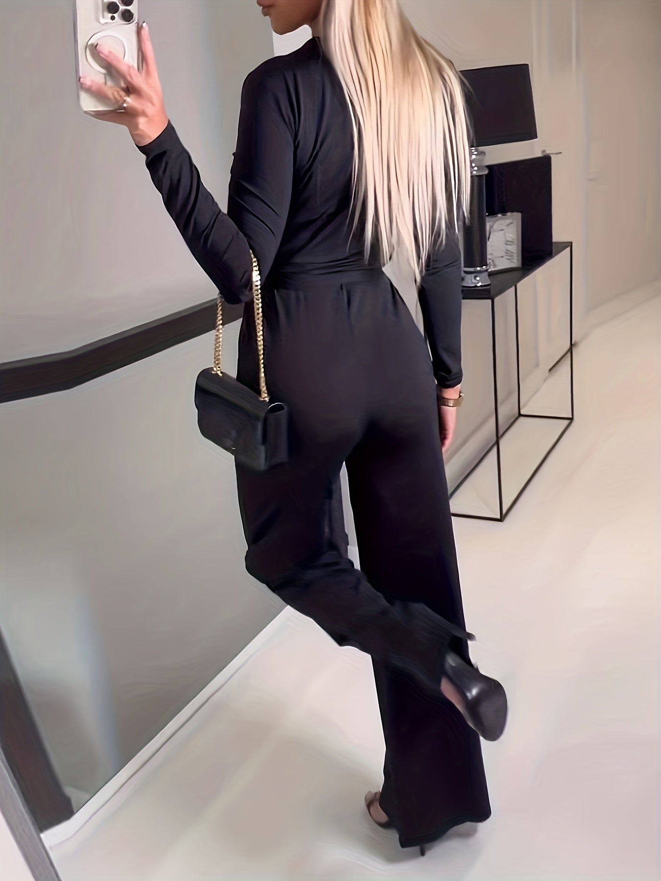 Tylny widok eleganckiego kombinezonu LUNAR