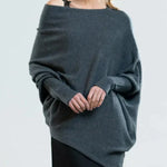 Sweter Céline noszony off-shoulder