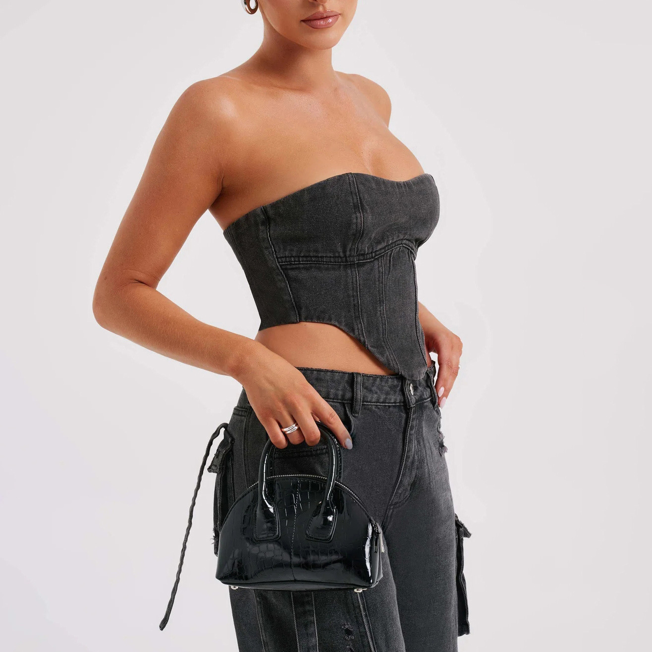 Modelka w komplecie cargo z gorsetem na tle miejskim