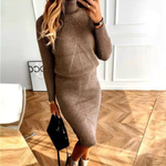 Modelka w eleganckiej dzianinowej sukience midi z golfem