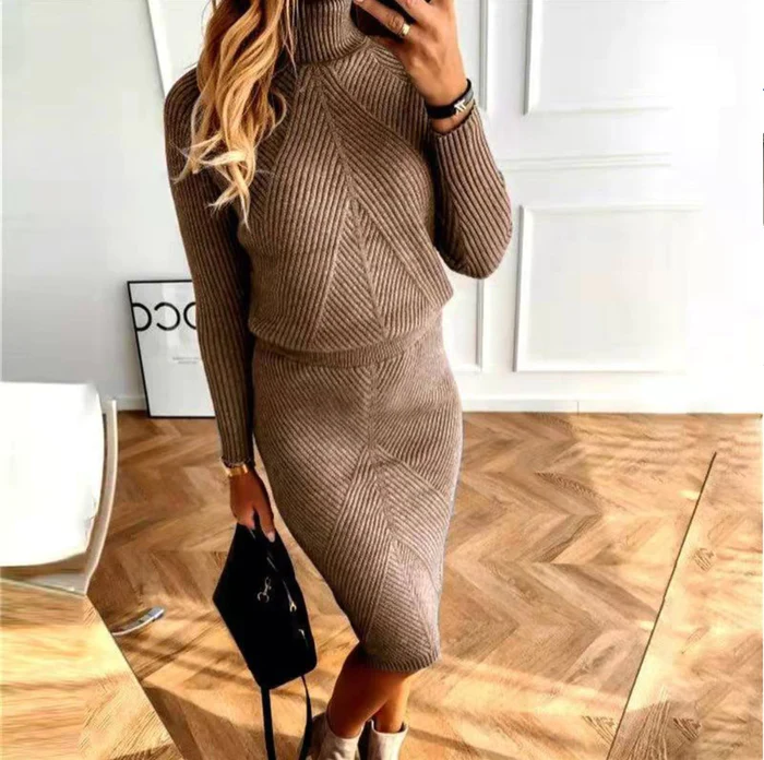 Modelka w eleganckiej dzianinowej sukience midi z golfem