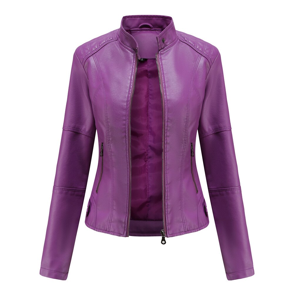 Model draagt leren jas met blouse eronder