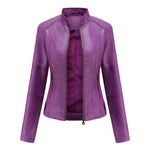 Model draagt leren jas met blouse eronder