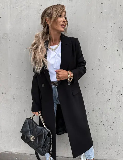 Modelka w długim płaszczu wełnianym na jesiennym tle