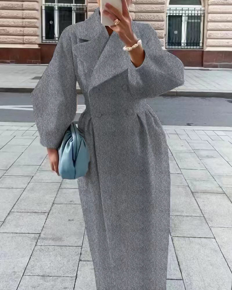Detal kołnierza i guzików eleganckiego płaszcza