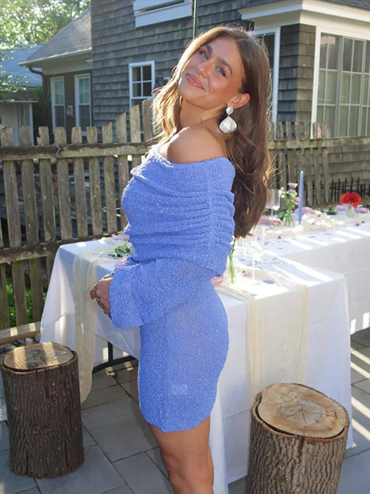 Modelka w białej sukience off-shoulder z długimi rękawami