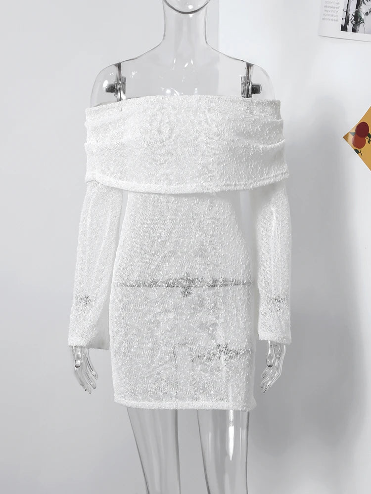 Modelka prezentuje sukienkę off-shoulder z profilu