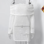 Modelka prezentuje sukienkę off-shoulder z profilu