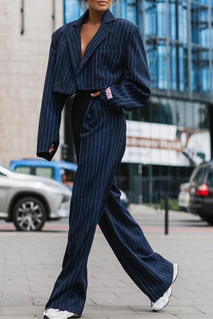 Zbliżenie na marynarkę damską w garniturze Giselle