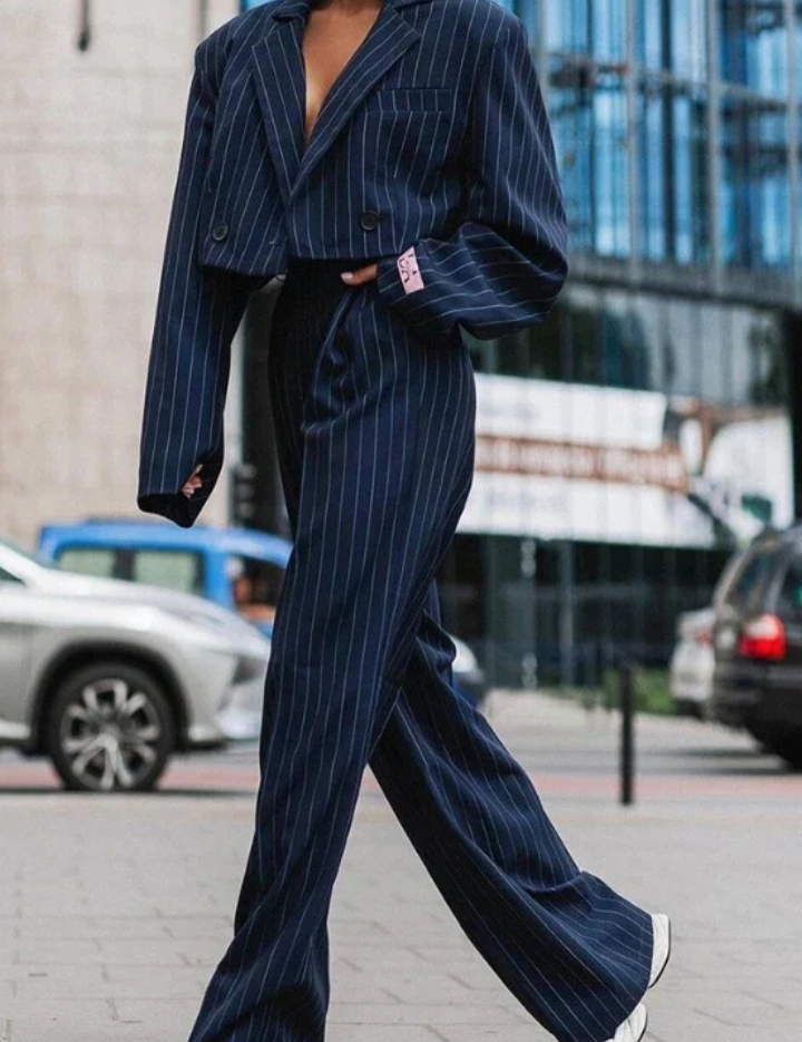 Zbliżenie na marynarkę damską w garniturze Giselle