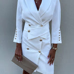 Przód eleganckiej sukienki marynarkowej na modelce w jasnym wnętrzu