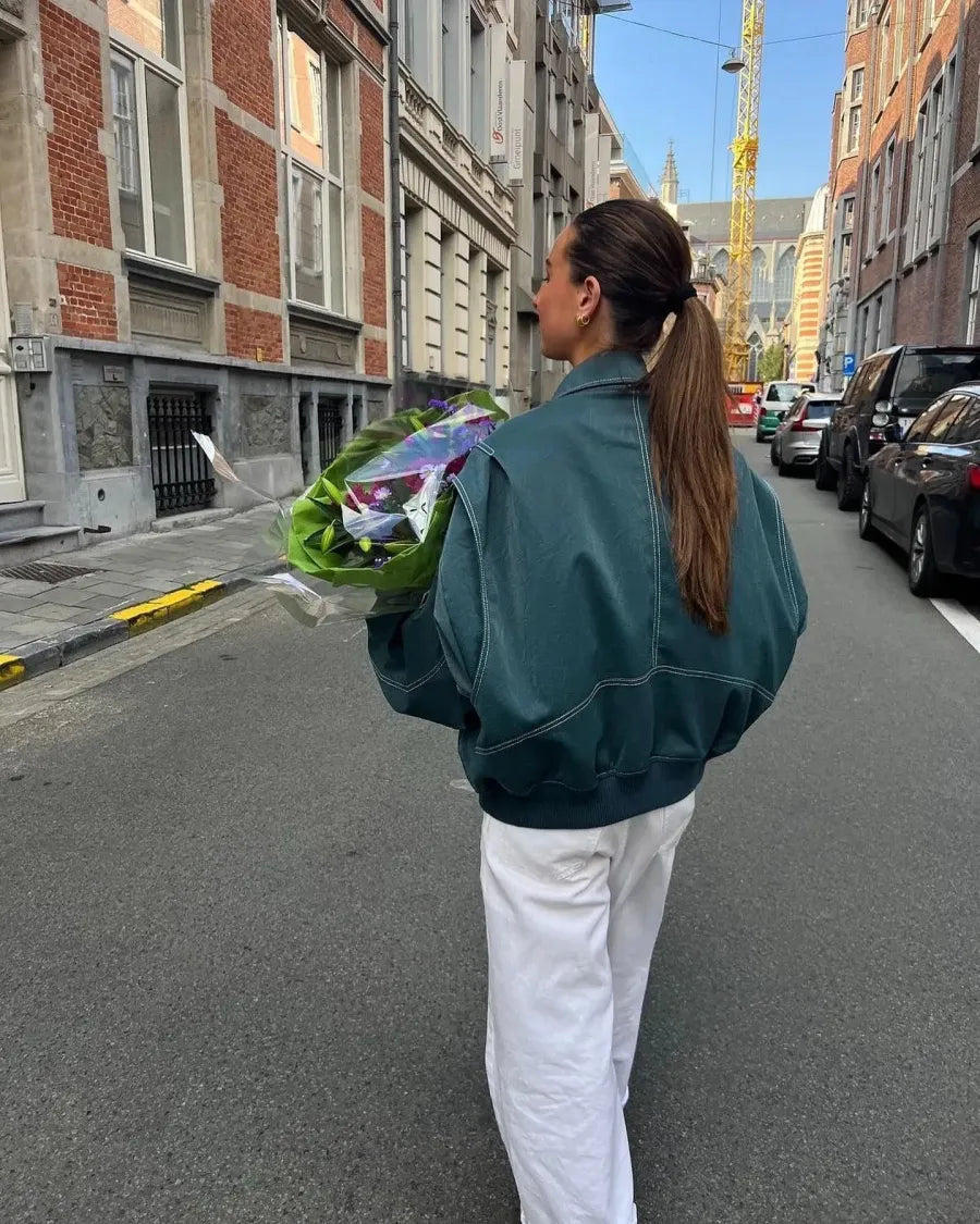 Modelka w kurtce oversize podczas spaceru po mieście