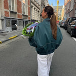 Modelka w kurtce oversize podczas spaceru po mieście