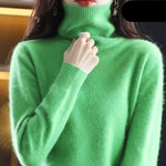 Elegancki sweter damski z kaszmiru na tle neutralnym