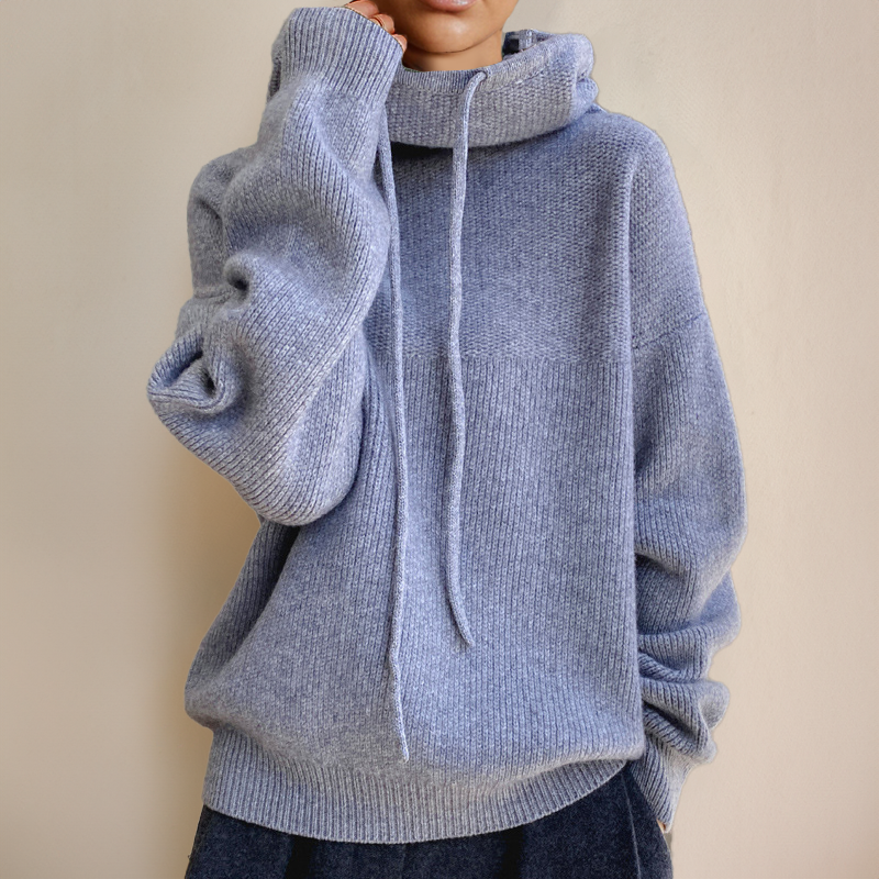 Modelka w stylowym swetrze zimowym o luźnym kroju
